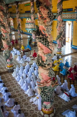 Midday prayer service at the Cao Đài Holy See in Tây Ninh. Photo: Julian Tennant