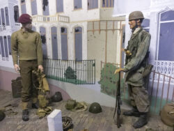 British and German paratrooper on display at the Oorlogsmuseum 40-45. Photo: Julian Tennant Arnhem Oorlogsmuseum