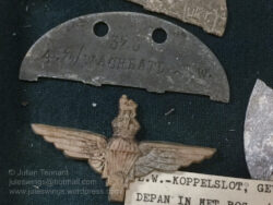 Plastic 'economy' issue Parachute Regiment beret badge and half section of a German dog-tag. Arnhem Oorlogsmuseum 40-45. Photo: Julian Tennant Arnhem Oorlogsmuseum