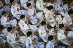 Midday prayer service at the Cao Đài Holy See in Tây Ninh. Photo: Julian Tennant