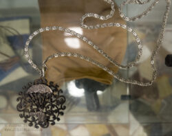 Oriental style medallion depicting a Libyan paratrooper of the "Fanti Dell 'Aria'" and distributed to them as a memento of belonging to the Battaglione-Rinvenuto A Tripoli