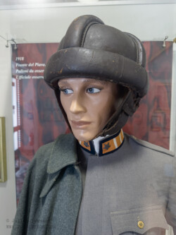 A machine gunner from the corps of engineers wearing a leather balloonist helmet. Produced by the company Fumagalli of Milan. Circa 1918