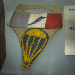 Epaullete featuring a RSI parachutist badge below the insignia of the Folgore Combat Group. The Folgore Combat Group insignia was designed to identify Italian Liberation Armed Forces soldiers who were often wearing the same uniforms and insignia as those still fighting on the Axis side.