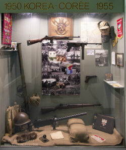 Korean War Display.
The 3rd Parachute Battalion was formed in 1955. It succeeded the Belgian United Nations Command (BUNC), a volunteer unit that served in the Korean War from 1951 to 1955. The battalion carries on the regimental traditions of these Korean War volunteers.
BUNC, also known as the Belgian Volunteer Corps for Korea or the "Brown Berets," was the Belgian-Luxembourgish military force deployed to South Korea during the Korean War. The battalion served in Korea from 1951 until August 1955, remaining there even after the signing of the armistice.
Of the 3,172 Belgian soldiers who fought in Korea, 101 were killed, 500 were wounded, and two went missing.