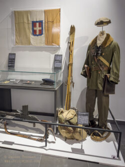 WW2 display including the combat dress uniform worn by a Captain of the 13 Demi-Brigade (13 DMBLE) whilst part of the Light Mountain Demi-Brigade in Narvik, Norway. Formed in February 1940, the unit was specially created to fight in Finland and as such, equipped with winter and mountain warfare kit. It was ultimately sent to the Norwegian campaign. French Foreign Legion Museum Aubagne Musée de la Légion Etrangère