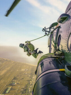 July 2025. Parachute training exercise at Tuy Hoa airfield in Phu Yen Ward, now part of the newly expanded Dak Lak Province, Vietnam.
The exercise included members of both the Northern and Southern Aviation Clubs, Air Force Officers School, Naval Brigade 954, Naval Special Operations Unit 126, and the Special Forces Command’s anti-terrorism unit. Photo: Tuoi Tre