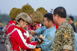 Students of the Southern Aviation Club undergo checks from an Air Force (Quân chủng Phòng không - Không quân) instructor from the whilst a Special Forces (Binh chủng Đặc công) soldier wearing the K11 Modified Duck Hunter Pattern camouflage looks on.
