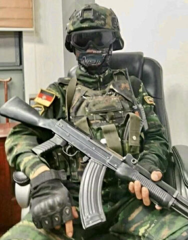 A Kokang Border Guard Force “Black Tigers” Special Forces soldier ‘relaxing’ in front of the camera. Used as enforcers for Bai Suocheng and the criminal cartels, their end came at the hands of the ’Three Brotherhood Alliance” during Operation 1027 in late 2023. Kokang Border Guard Force